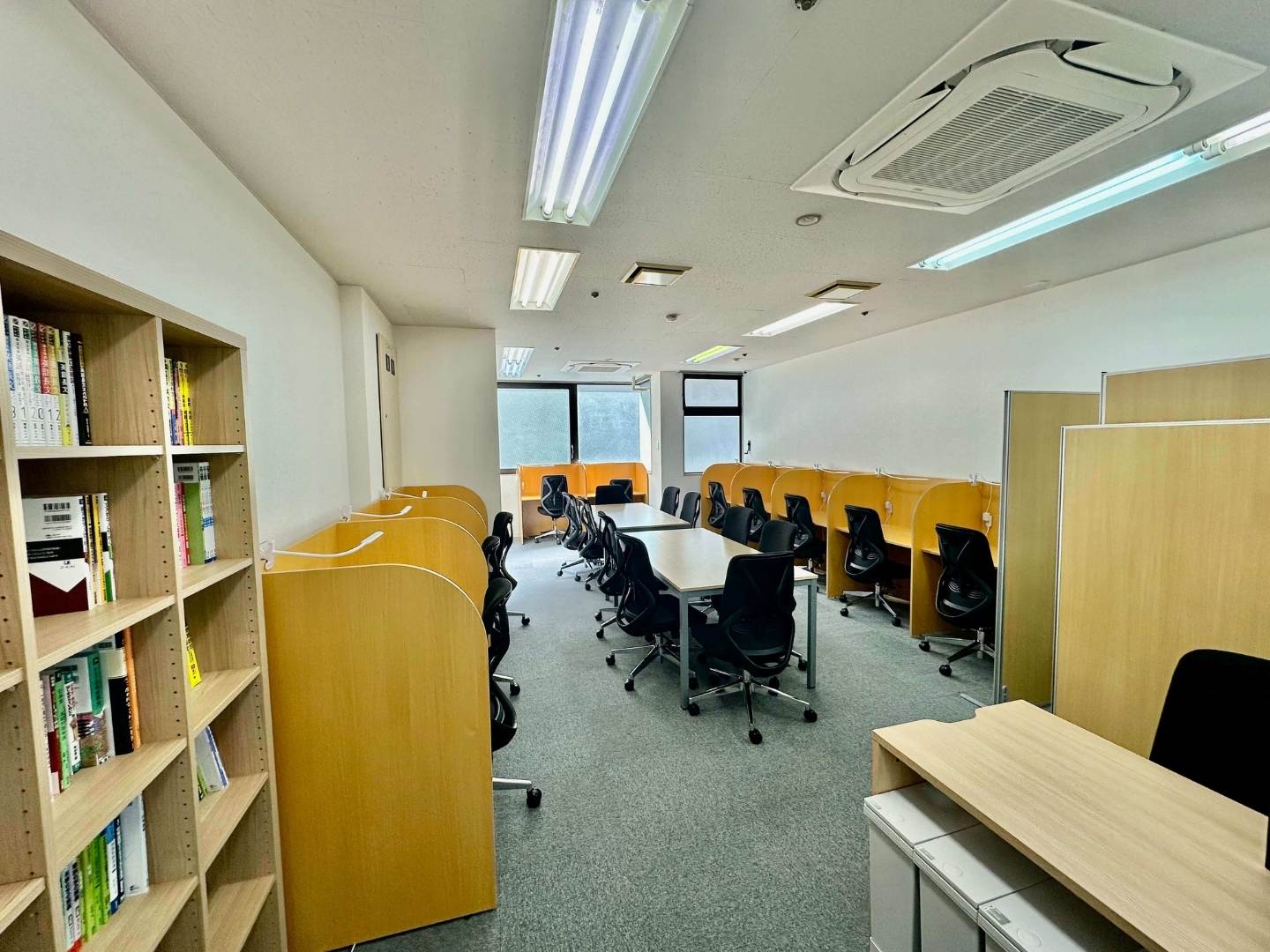 現論会川西能勢口校の自習スペース全景