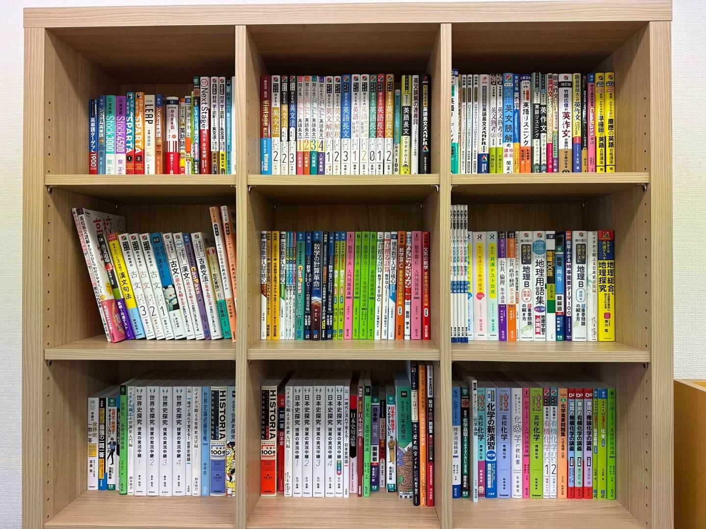 現論会川西能勢口校の参考書棚（全科目の受験参考書）