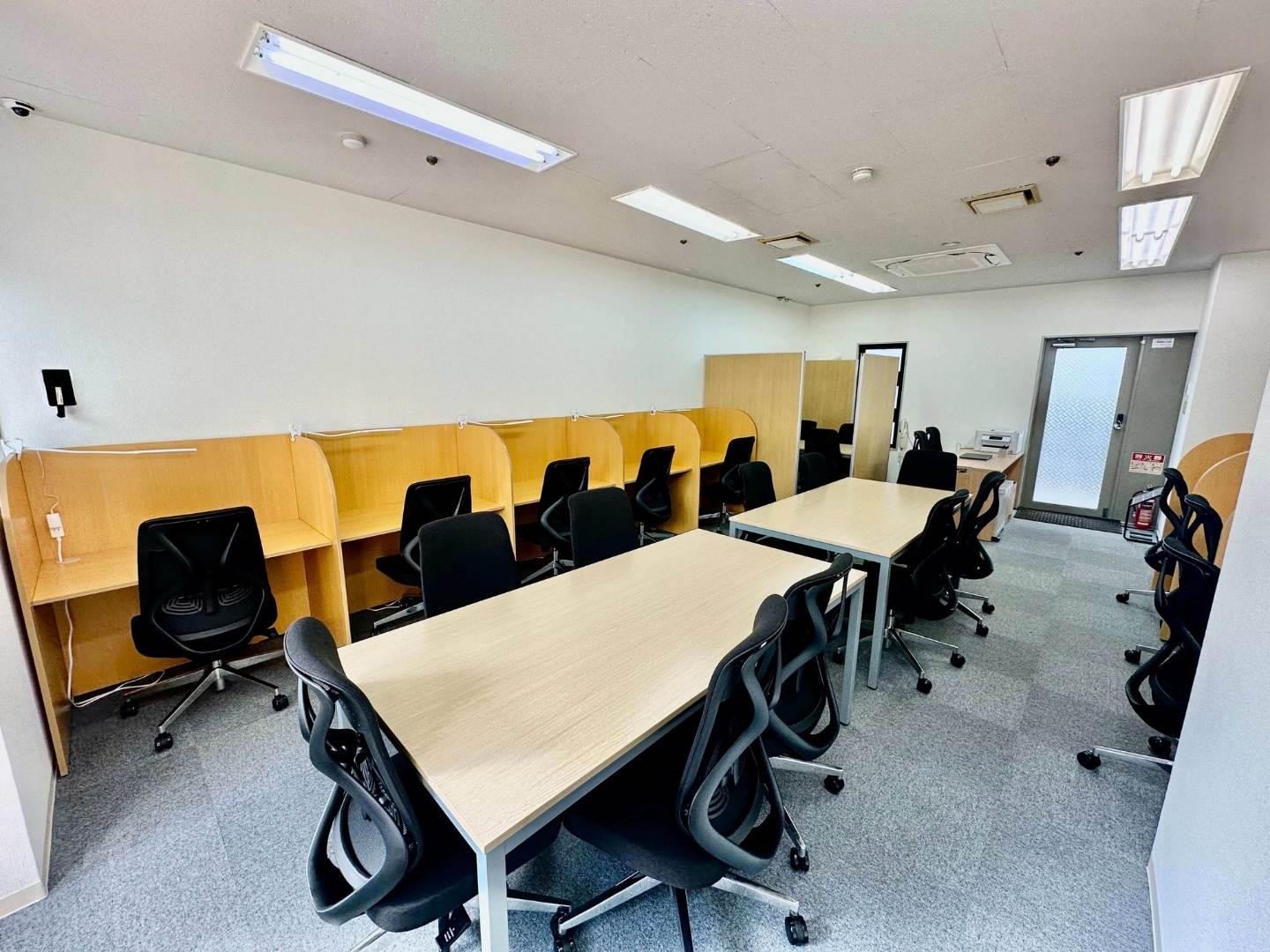 現論会川西能勢口校の自習スペース（個別ブースと中央デスク）